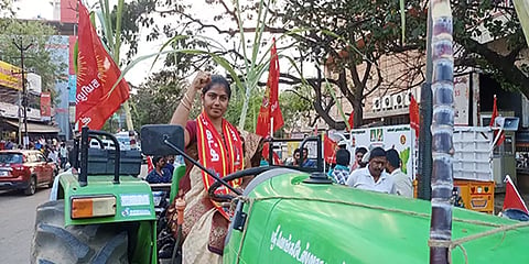 டிராக்டரில் சென்று வாக்கு சேகரித்த மதுரை வடக்கு தொகுதி நாம் தமிழர் கட்சி வேட்பாளர்