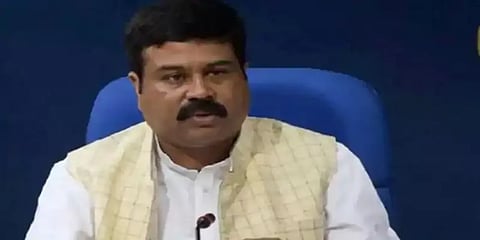 பெட்ரோல், டீசல், கேஸ் விலை மேலும் குறையும் : தர்மேந்திர பிரதான்