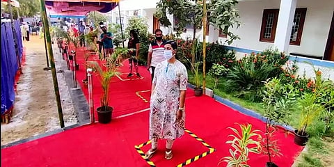 வாழை தோரணம், சிவப்புக் கம்பளத்துடன் அலங்கரிக்கப்பட்ட நெற்குன்றம் வாக்குச்சாவடி!