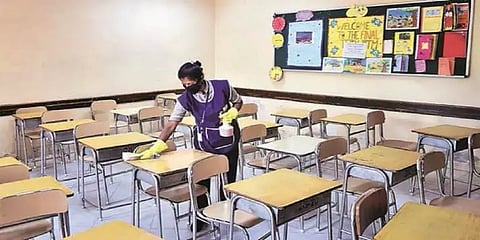 கொரோனா எதிரொலி: டெல்லியில் அரசு, தனியார் பள்ளிகளை மூட முதல்வர் கெஜ்ரிவால் உத்தரவு