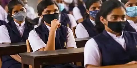 சிபிஎஸ்இ 10 ஆம் வகுப்பு தேர்வு ரத்து: 12 ஆம் வகுப்பு தேர்வு ஒத்திவைப்பு