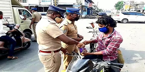 முழு ஊரடங்கு: குழந்தை பிறந்திருப்பதாக போலீசாருக்கு சாக்லேட் கொடுத்துச் சென்ற நபர்