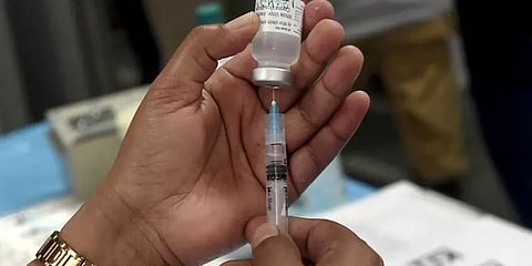 மாதவிடாய்க்கு முன்பும், பின்பும் கொரோனா தடுப்பூசி போடலாமா? - மருத்துவர் விளக்கம்