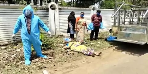 ஆந்திரா: மருத்துவமனைக்கு வெளியே 3 மணி நேரம் காத்திருந்து உயிரை விட்ட கொரோனா நோயாளி