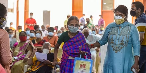 ரெம்டெசிவிர் மருந்து வாங்க அலைமோதும் கூட்டம் - அதிகாலை 4 மணி முதலே காத்திருக்கும் மக்கள்!