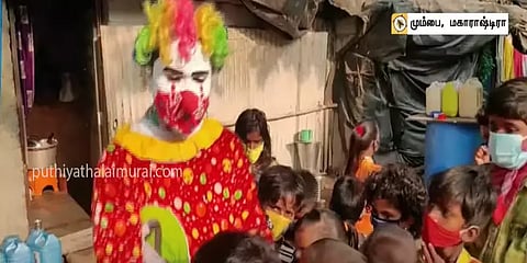 மும்பை: கோமாளி போல வேடமணிந்து குழந்தைகளுக்கு கொரோனா விழிப்புணர்வு!