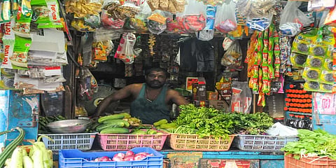 மதியம் 12 மணி வரையே மளிகை, தேநீர் கடைகள்: தமிழகத்தில் நாளை முதல் புதிய கட்டுப்பாடுகள்!