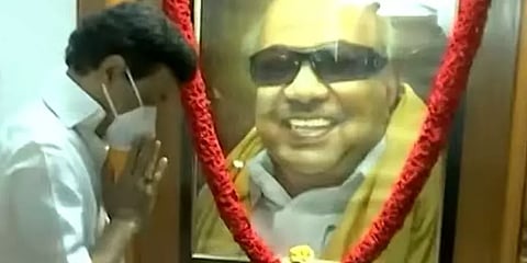 கோபாலபுரம் இல்லத்தில் கருணாநிதி படம் முன் கண்கலங்கிய முதல்வர் மு.க.ஸ்டாலின்!