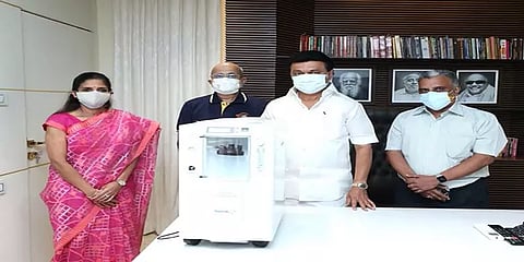 கொரோனா சிகிச்சைக்காக 450 ஆக்சிஜன் செறிவூட்டிகளை முதல்வரிடம் வழங்கிய சிஎஸ்கே நிர்வாகம்