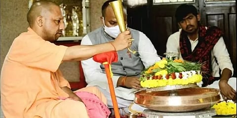 கொரோனா தாக்கம் குறைய ருத்ராபிஷேக பூஜை செய்த உ.பி. முதல்வர் யோகி!