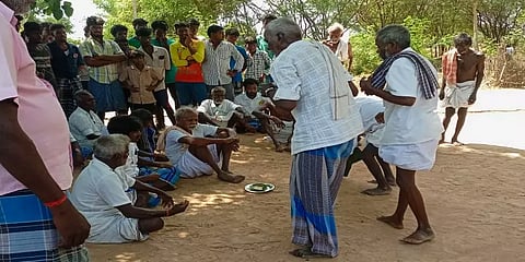 காலில் விழவைக்கும் கலாசாரம் அருவருக்கவில்லையா?: ஒட்டனந்தல் சம்பவத்திற்கு கமல் கண்டனம்