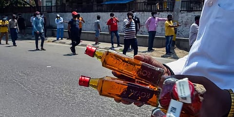 சென்னையில் பதுக்கிவைக்கப்பட்ட மதுபாட்டில்கள் பறிமுதல்