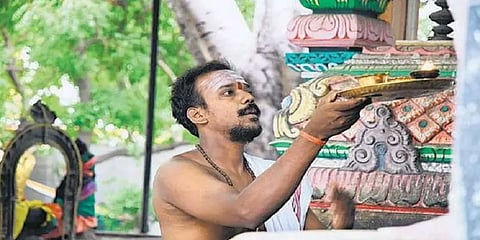 கோயில் அர்ச்சகர்கள், பூசாரிகளுக்கு ரூ.4000 உதவித்தொகை - தமிழக அறநிலையத்துறை அறிவிப்பு