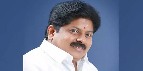 நடிகை பாலியல் புகார்: முன்னாள் அமைச்சர் மணிகண்டன் தலைமறைவு