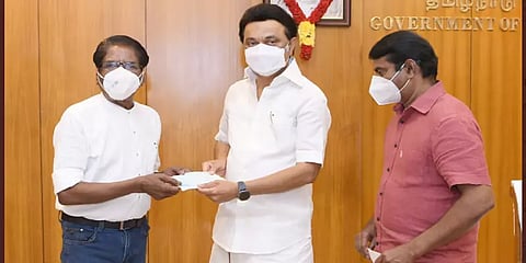 முதல்வர் நிவாரண நிதிக்கு தலா ரூ. 5 லட்சம் நிதியுதவி அளித்த சீமான், பாரதிராஜா