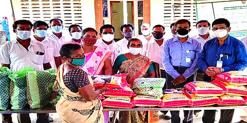 ரூ.30 லட்சம் மதிப்பில் 5 ஆயிரம் குடும்பங்களுக்கு நிவாரணம் வழங்கிய ஊராட்சித் தலைவர் சாந்தி