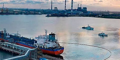 எண்ணூர் துறைமுகம்: ராட்சத குழாயில் உடைப்பு ஏற்பட்டு கடலில் கசிந்த கச்சா எண்ணெய்