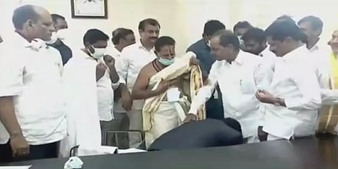 ’தந்தையை போன்றவர்’: தெலங்கானா முதலமைச்சரின் காலில் விழுந்த மாவட்ட ஆட்சியர் விளக்கம்