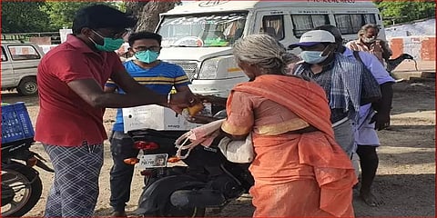 திருநெல்வேலி: ஆதரவற்றவர்களுக்கு உணவு கொடுத்து விஜய் பிறந்தநாளைக் கொண்டாடிய அஜித் ரசிகர்கள்