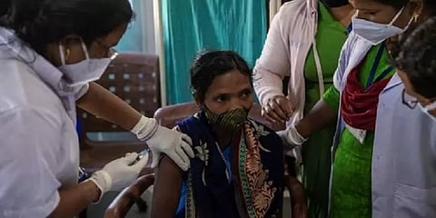 'கொரோனா தடுப்பூசி செலுத்திக்கொள்ள இருப்பிடச் சான்று கட்டாயமல்ல' - மத்திய அரசு விளக்கம்