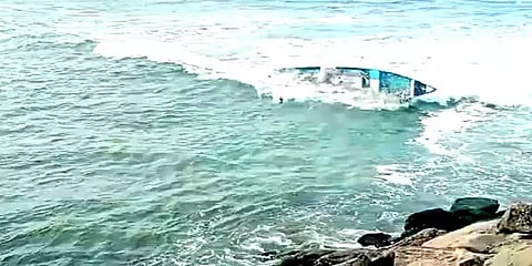 குமரி: கட்டுப்பாட்டை இழந்து கவிழ்ந்த நாட்டு படகு - நல்வாய்ப்பாக உயிர் தப்பிய மீனவர்கள்