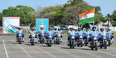 ஆவடி: விமானப்படை பயிற்சி நிறைவு அணிவகுப்பு; பார்வையாளர்களை கவர்ந்த சாகச நிகழ்ச்சி