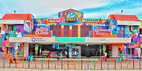 தாம்பரம் ரயில் நிலையத்தை அலங்கரிக்கும் விழிப்புணர்வு ஓவியம்