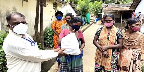 கிராமத்திற்குள் விடாமல் அதிகாரிகளை விரட்டிய மக்கள்: கனிவோடு நிவாரணம் வழங்கிய நகராட்சி