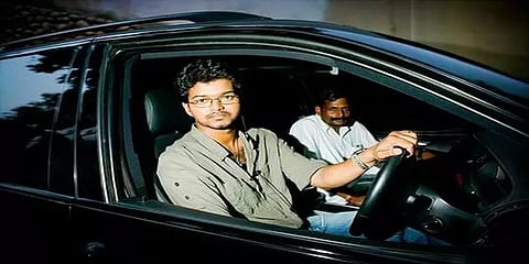 நடிகர் விஜய்க்கு ரூ.1 லட்சம் அபராதம் விதித்து சென்னை உயர்நீதிமன்றம் உத்தரவு