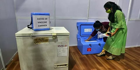 புதிய கொள்கைக்கு பின் தடுப்பூசி செலுத்தும் வேகம் சரிவு