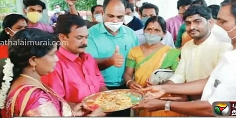 கேரளா: மணப்பெண் நகைகளை பெண் வீட்டாரிடமே ஒப்படைத்த மணமகன்