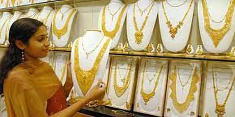 தங்கம் விலை குறைவு; வெள்ளி விலை உயர்வு