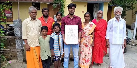 தமிழ் எழுத்துகளால் வரையப்பட்ட வள்ளுவர் ஓவியம்... கவனம் ஈர்க்கும் காஞ்சிபுரம் இளைஞர்