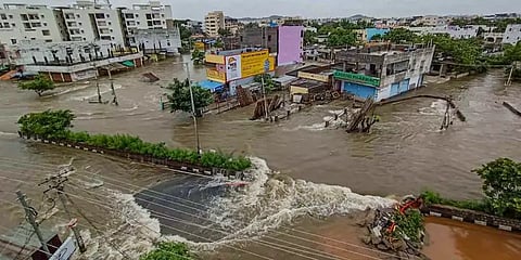 தெலங்கானாவில் தொடரும் கனமழை: வெள்ளக்காடாய் காட்சியளிக்கும் சாலைகள்