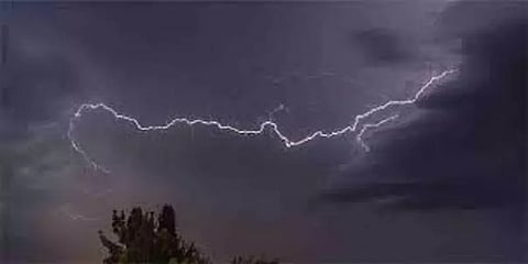 வங்கதேசம்: திருமண நிகழ்வில் பங்கேற்றவர்கள் மீது மின்னல் தாக்கியதில் 16 பேர் உயிரிழப்பு