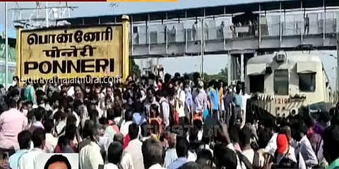 பொன்னேரியில் 4 மணிநேரமாக நடைபெற்ற ரயில் மறியல் - போக்குவரத்து பாதிப்பு