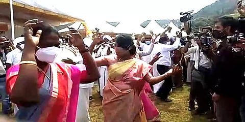 சுதந்திர தினம்: பழங்குடியின மக்களுடன் பாரம்பரிய நடனமாடிய நீலகிரி மாவட்ட ஆட்சியர்