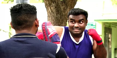 குத்துச்சண்டை போட்டியில் பங்கேற்க நிதியின்றி பரிதவிக்கும் கரூர் வீரர்