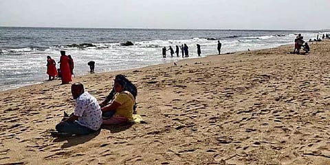 தமிழகத்தில் தளர்வுகளுடன் ஊரடங்கு நீட்டிப்பு: பள்ளிகள், தியேட்டர்களுக்கு அனுமதி