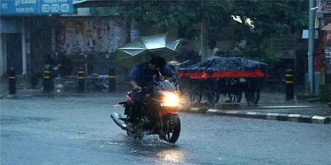 சென்னையில் இரவு முழுவதும் பரவலாக மழை