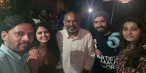 ’கசட தபற’ வெற்றியை கேக் வெட்டிக் கொண்டாடிய படக்குழுவினர்