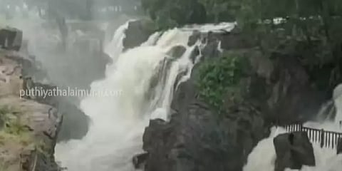 ஒகேனக்கல் அருவிகளில் ஆர்ப்பரிக்கும் காவிரி