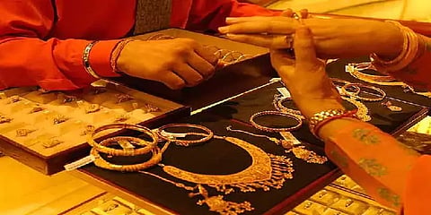 தங்கம் மற்றும் வெள்ளி விலை குறைவு