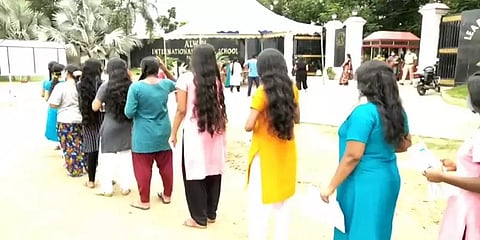 நீட் தேர்வு அதகளம்: மாணவிகளுக்கு சோதனை மேல் சோதனை... தலைமுடியை கூட ஆராய்ந்த அதிகாரிகள்!