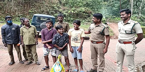 கும்கி யானைகளுக்கு அரிசி கொடுத்த பள்ளி மாணவர்களை தூதுவர்களாக நியமித்த அதிகாரிகள்