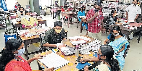 அரசுத் துறையில் பெண்களுக்கு 40% இடஒதுக்கீடு - ஆண்களுக்கான வாய்ப்புகள் பாதிக்கப்படுகிறதா?