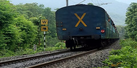 கர்நாடகா: டிப்பர் லாரி மீது ரயில் மோதி விபத்து