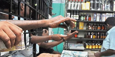 டாஸ்மாக் மதுபானக் கடைகளில் விலைப்பட்டியல் வைத்து ரசீது வழங்க அறிவுறுத்தல்