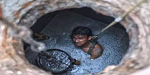 மனித கழிவுகளை அள்ளும் பணியாளர்களின் மரணத்திற்கு அரசே பொறுப்பு - தேசிய மனித உரிமைகள் ஆணையம்