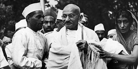 அகிம்சை ஆசான்; சுதந்திர இந்தியாவின் தந்தை - மகாத்மா காந்தியின் பிறந்த நாள் இன்று!